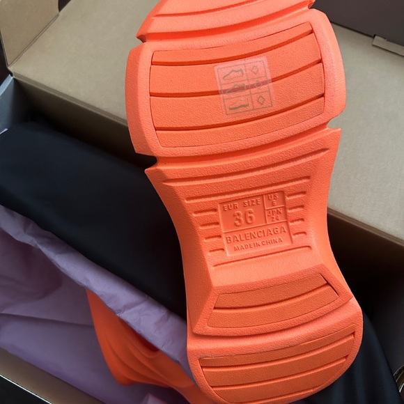 Balenciaga molded orange flip-flops! - Picture 2 of 4